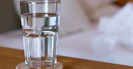 Nie zostawiaj obok łóżka na noc. Bardzo szkodliwy nawyk