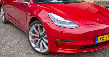 Tesla jeszcze nie sprzedaje aut w Indiach, ale to nic. Podobno chce mieć tam fabrykę
