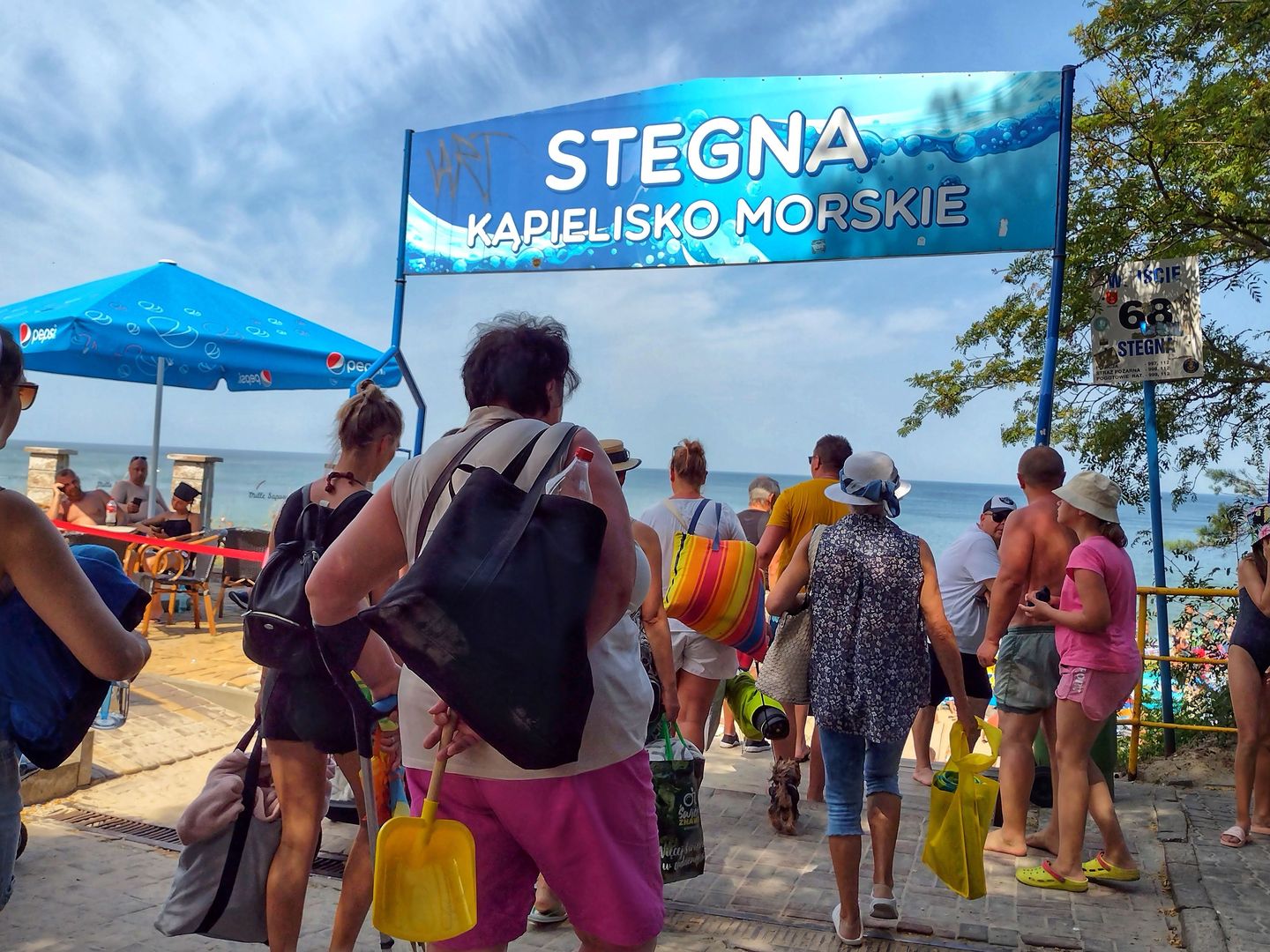 Przepełniony kurort w Stegnie. Główne zejście na plażę wręcz się korkowało