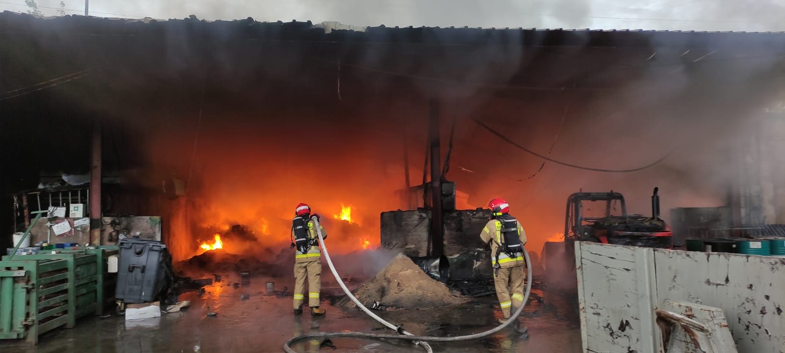 Pożar hali z niebezpiecznymi odpadami przy ul. Metalurgicznej