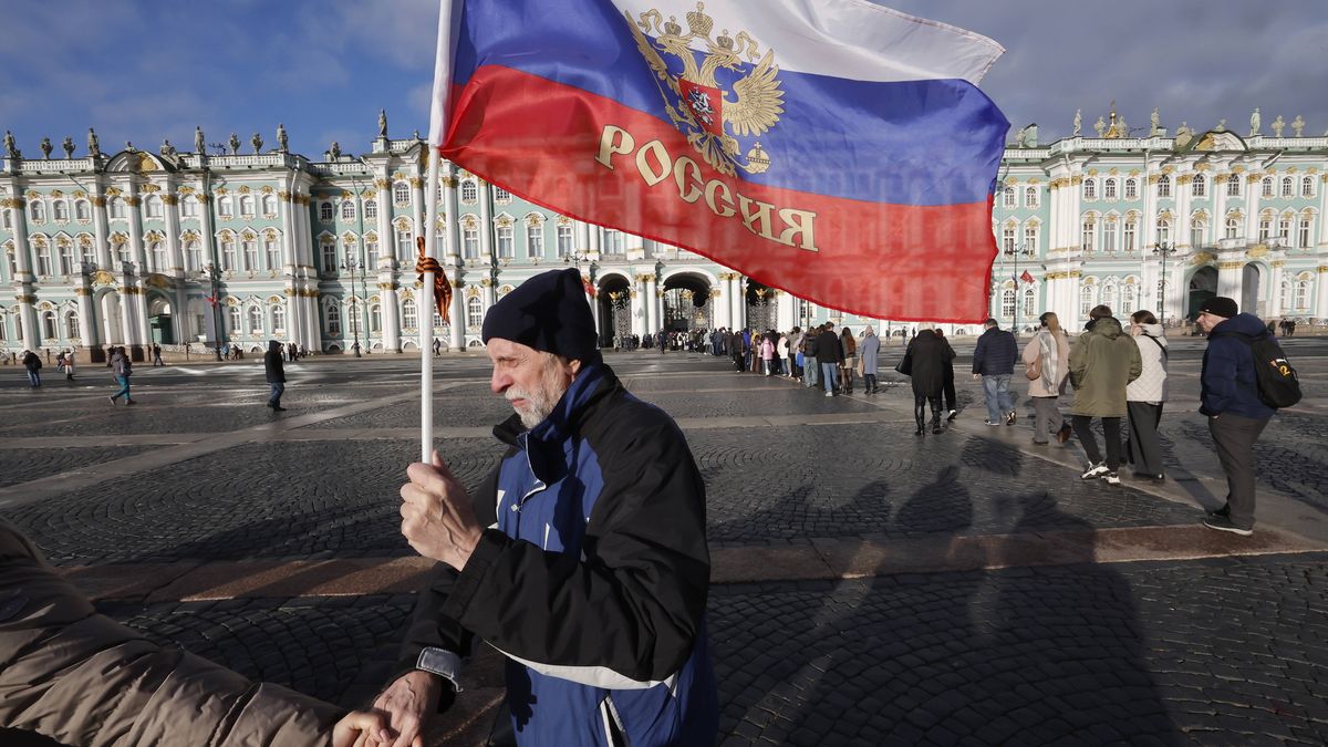 Saint Petersburg marks Russia's National Unity Day
epa12502213 People dance and wave a Russian national flag during National Unity Day celebrations as others (rear) queue to enter the Hermitage State Museum on Dvortsovaya (Palace) Square in St. Petersburg, Russia, 04 November 2025. The holiday commemorates the popular uprising led by Kuzma Minin and Prince Dmitry Pozharsky that ended the Polish-Lithuanian occupation of Moscow in 1612, ending the Time of Troubles.  EPA/ANATOLY MALTSEV 
Dostawca: PAP/EPA.
ANATOLY MALTSEV
National Unity Day, public holiday, annual celebration, Russian, Dvortsovaya
