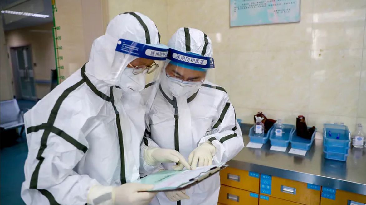 Prawie jedna trzecia osób wierzy, że koronawirus powstał w laboratorium