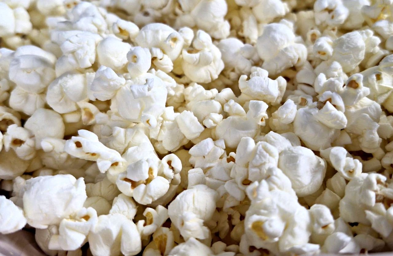Dlaczego popcorn jest najzdrowszą przekąską do pochrupania, również na wieczór?