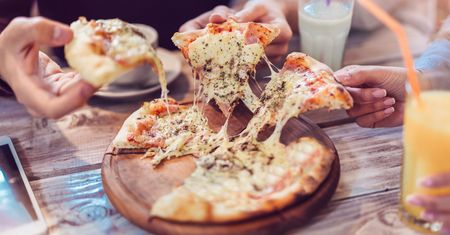 Jak zrobić pizzę bez drożdży? Odkryj domowy sposób na włoski przysmak