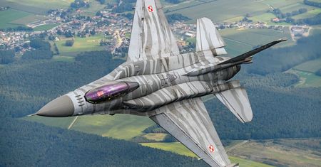 Polski pilot F-16 w widowiskowym przelocie. Tak przywitał wiosnę