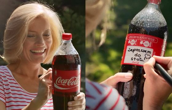Etykiety zapraszające do wspólnego spędzania czasu w kampanii Coca-Coli (wideo)