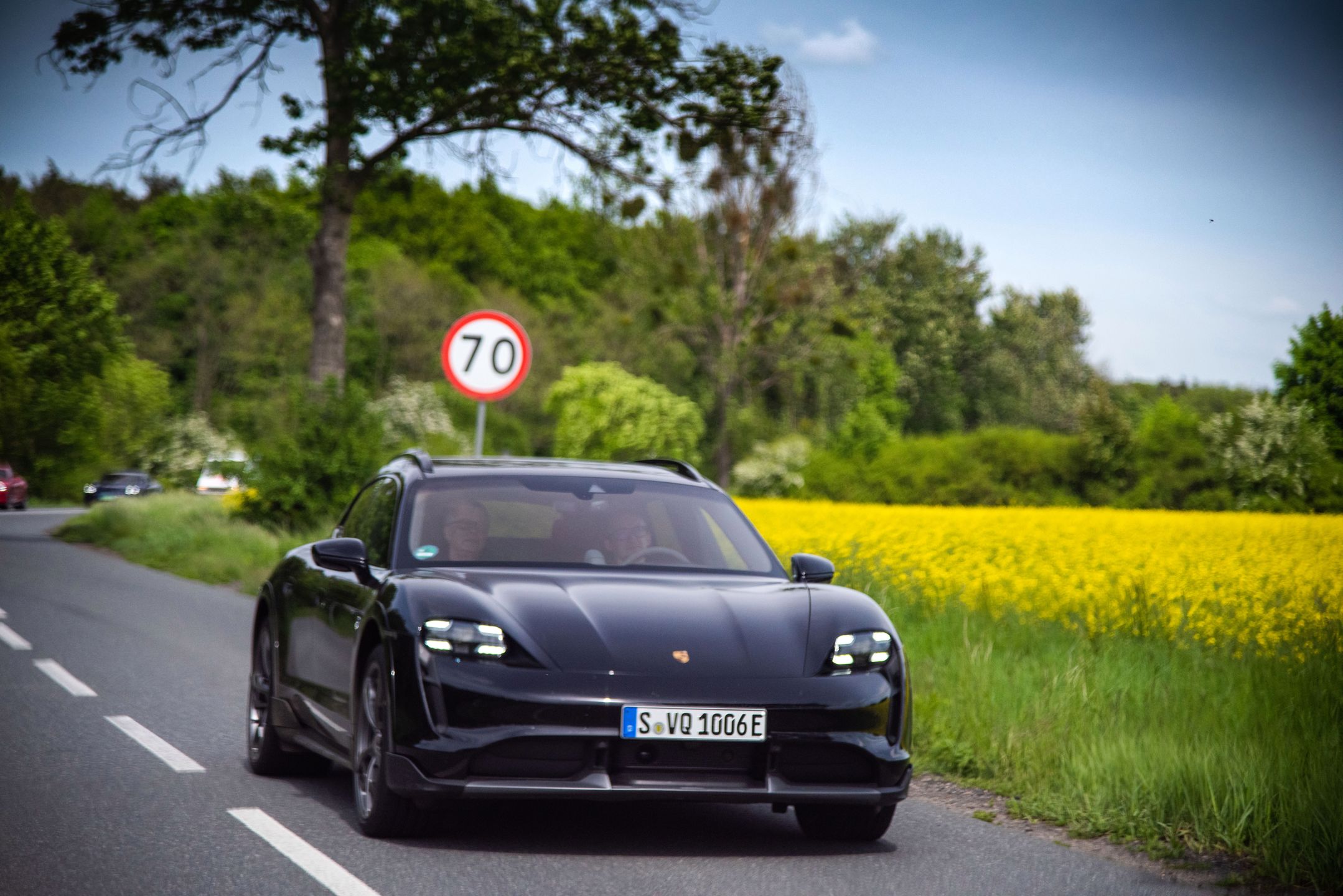 Porsche Taycan Cross Turismo w swoim naturalnym środowisku - gdy wyprzedza