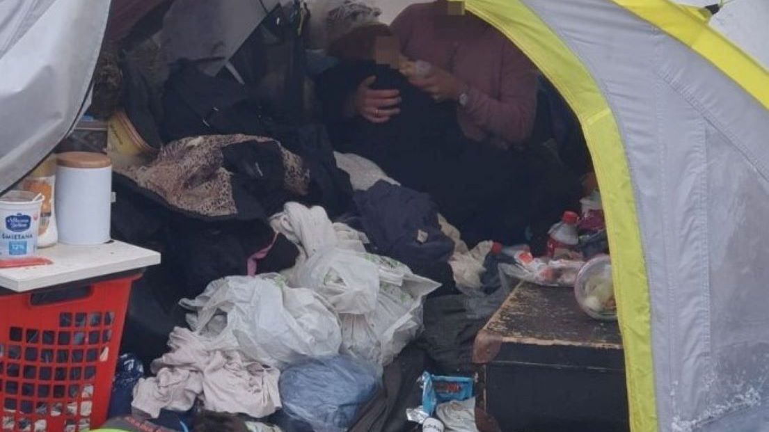 24-latka mieszkała z 2-latką w namiocie 