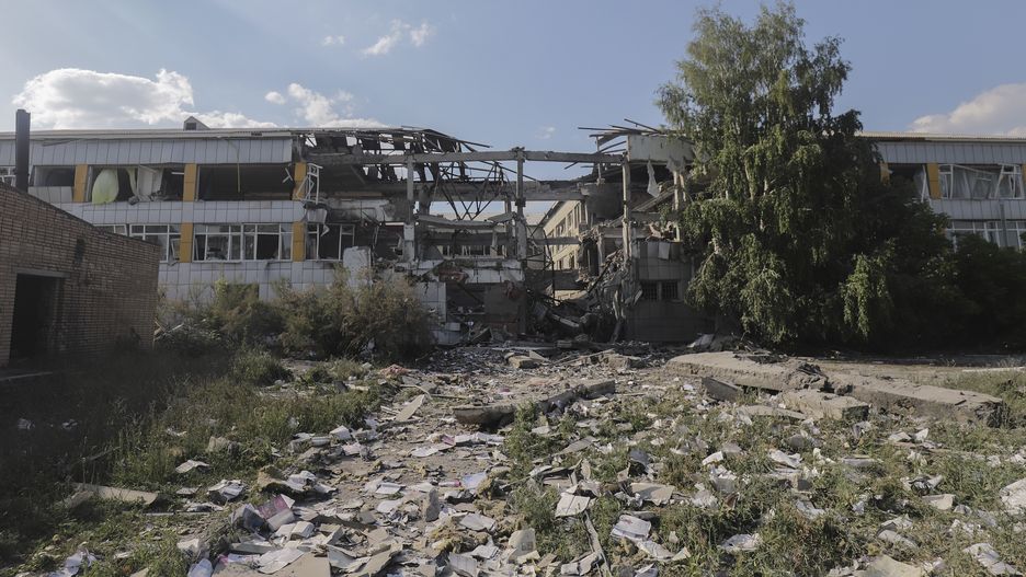 A school destroyed in a shelling, in the small city of Bakhmut of Donetsk area, 08 June 2022. In the past weeks Russia has intensified its operation in the eastern Ukraine region. Russian troops had entered Ukrainian territory on 24 February causing fighting and destruction and a humanitarian crisis. According to the UNHCR, more than 6.9 million refugees have fled Ukraine, and a further 7.7 million people have been displaced internally within Ukraine since EPA/STR Dostawca: PAP/EPA.