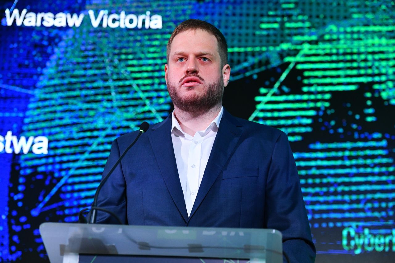 Zatrzymano hakera ws. spoofingu. Minister Cieszyński o śledztwie