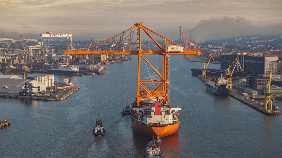 Statek Zhen Hua 32 z dwiema potężnymi suwnicami w Porcie Gdynia