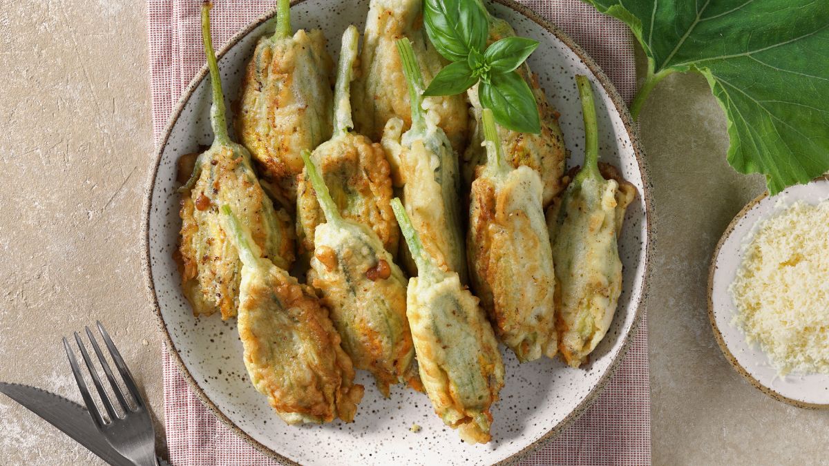 Kwiaty cukinii możesz faszerować lub smażyć jak chipsy 