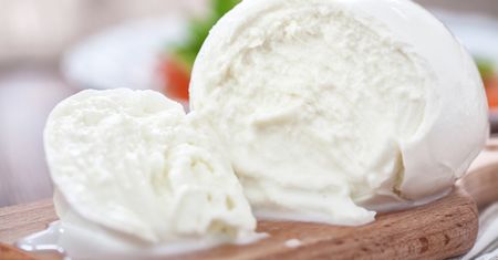 Jadłam najlepszą mozzarellę w życiu. Smakuje jak włoska, a zrobisz ją sam w domu