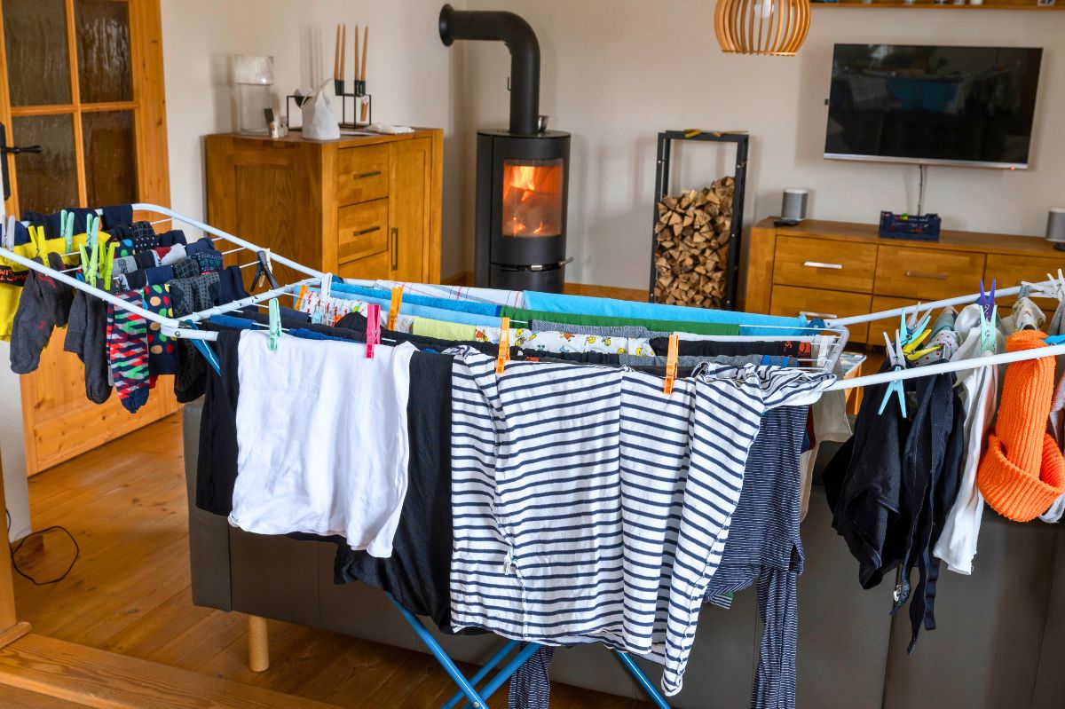 Suszysz pranie w mieszkaniu? Oto co fundujesz sobie i domownikom
