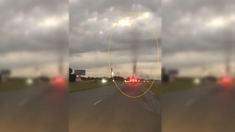 Rój komarów przypominał tornado / Źródło: YouTube.com - Alpha