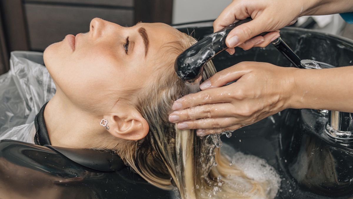 Mycie włosów u fryzjera może mieć poważne konsekwencje 