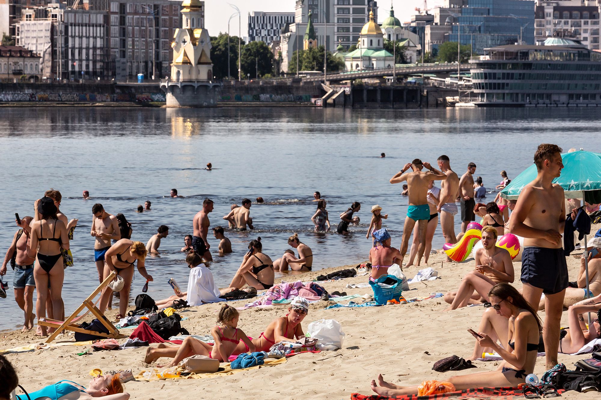 Kijów wraca do życia. Miejska plaża, ulice i bulwary pełne ludzi 6