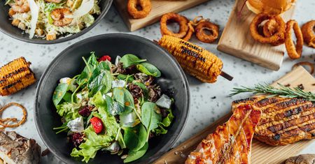 6 sałatek pasujących do grillowanych mięs