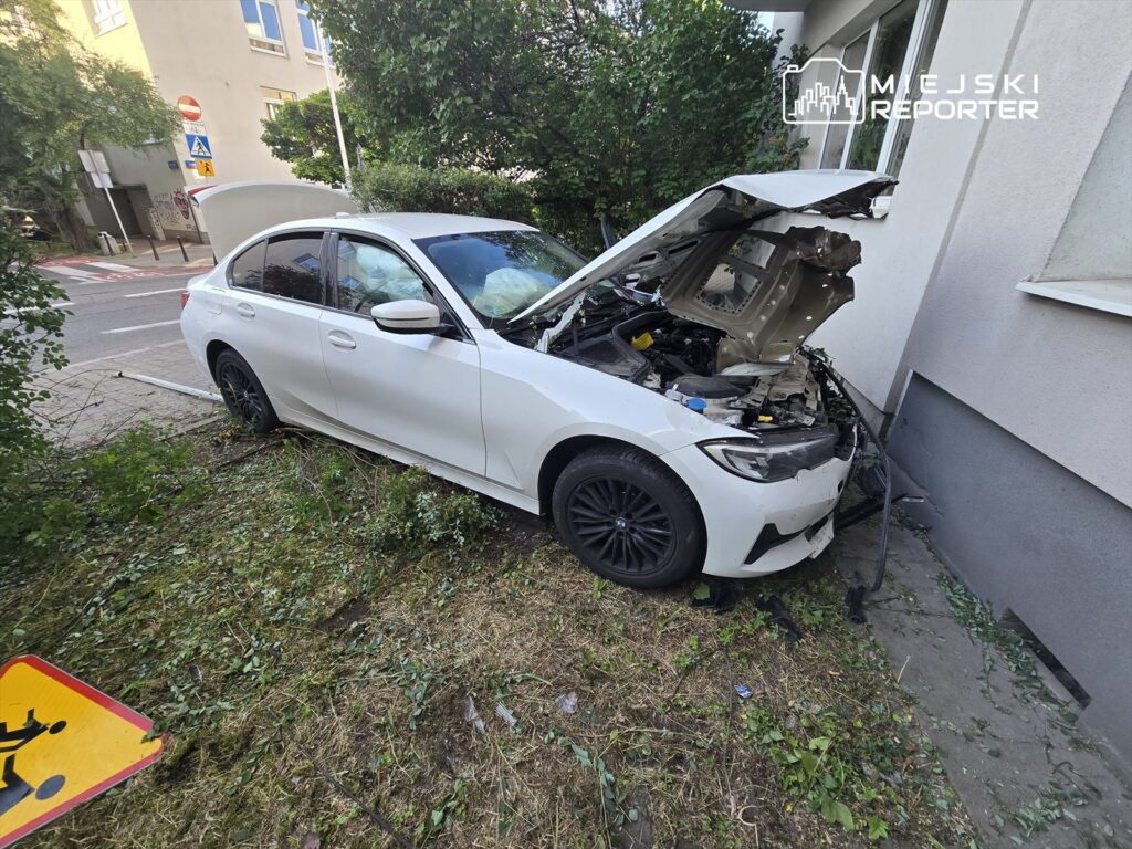 "BMW wjechało prawie do mieszkania teściowej”. Kierowca zbiegł