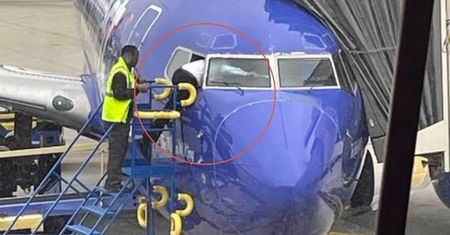 Niecodzienny widok na lotnisku USA. Pilot przeciskał się przez okno samolotu