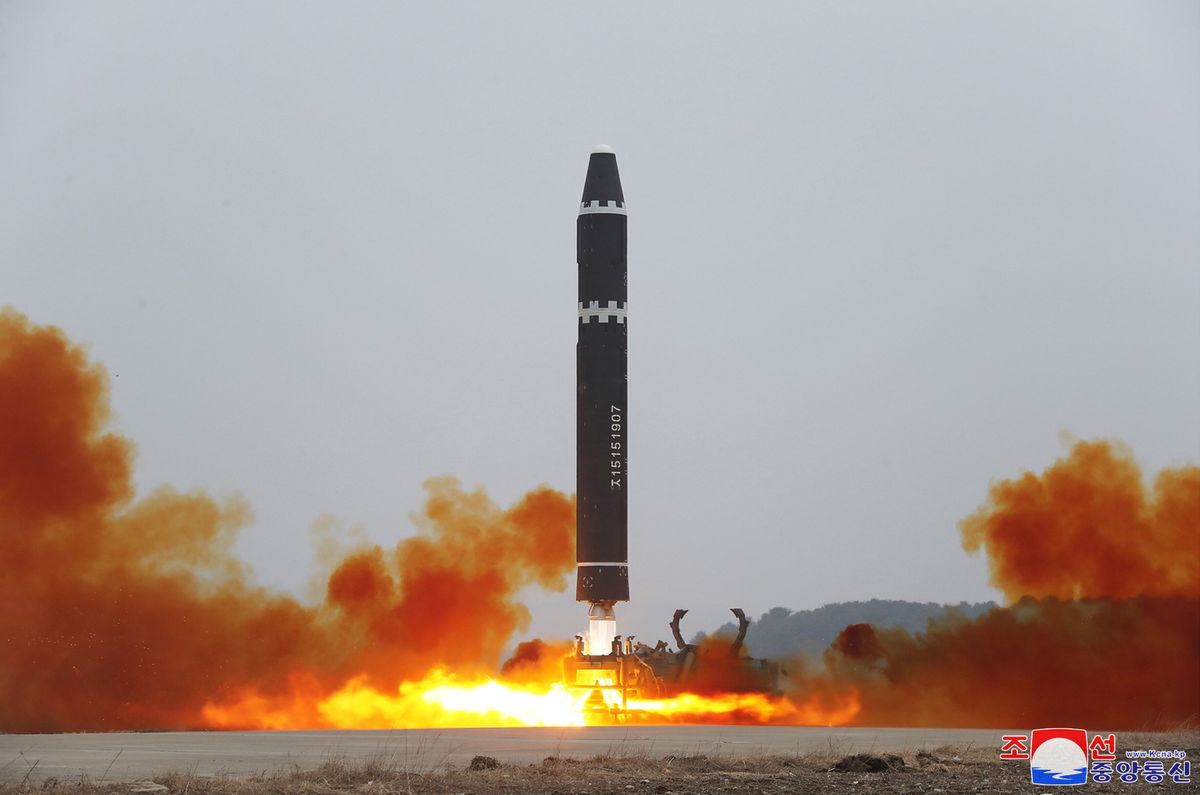W sobotę Pjongjang wystrzelił międzykontynentalną rakietę balistyczną Hwasong-15