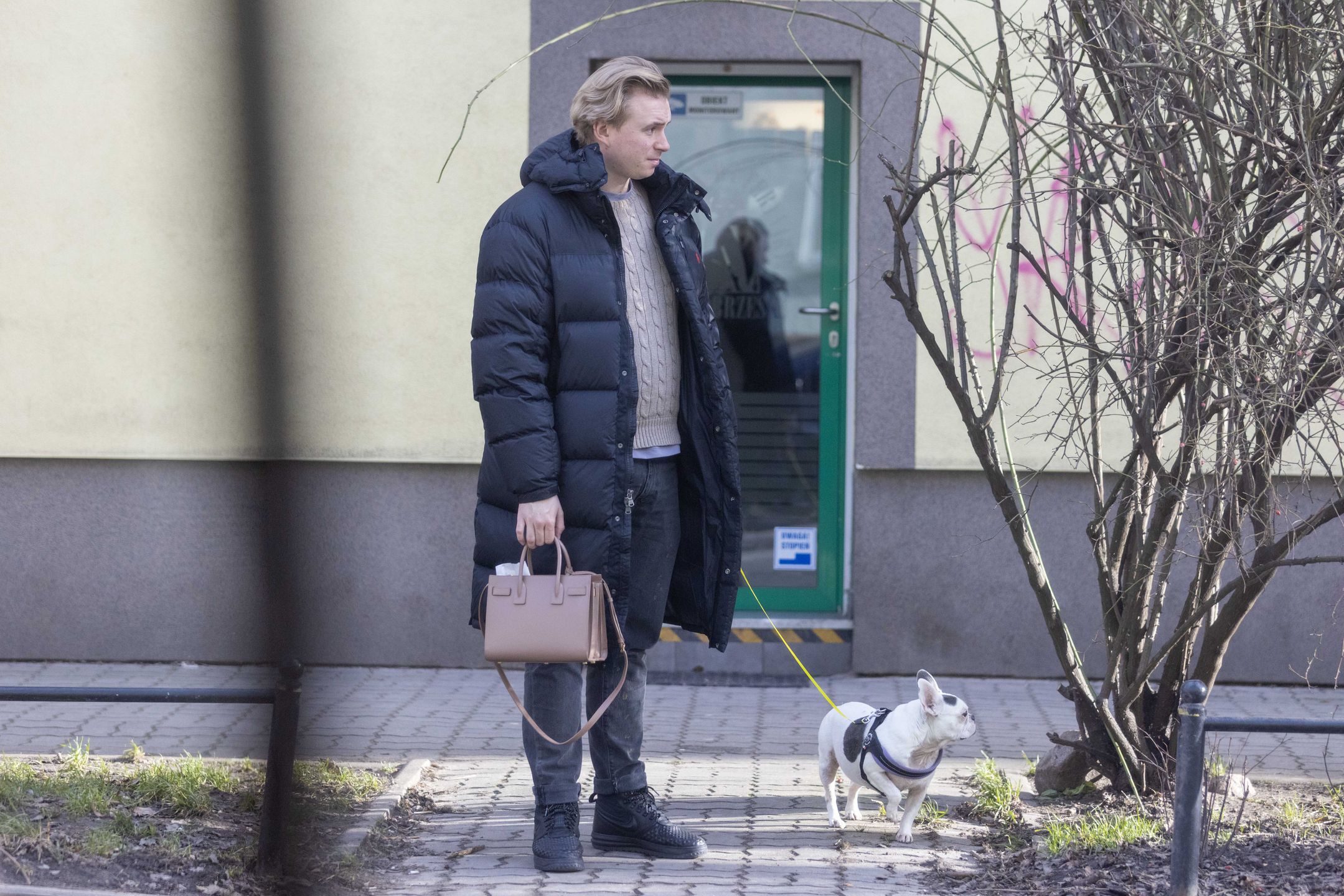Olga Bołądź z partnerem i suczką u weterynarza