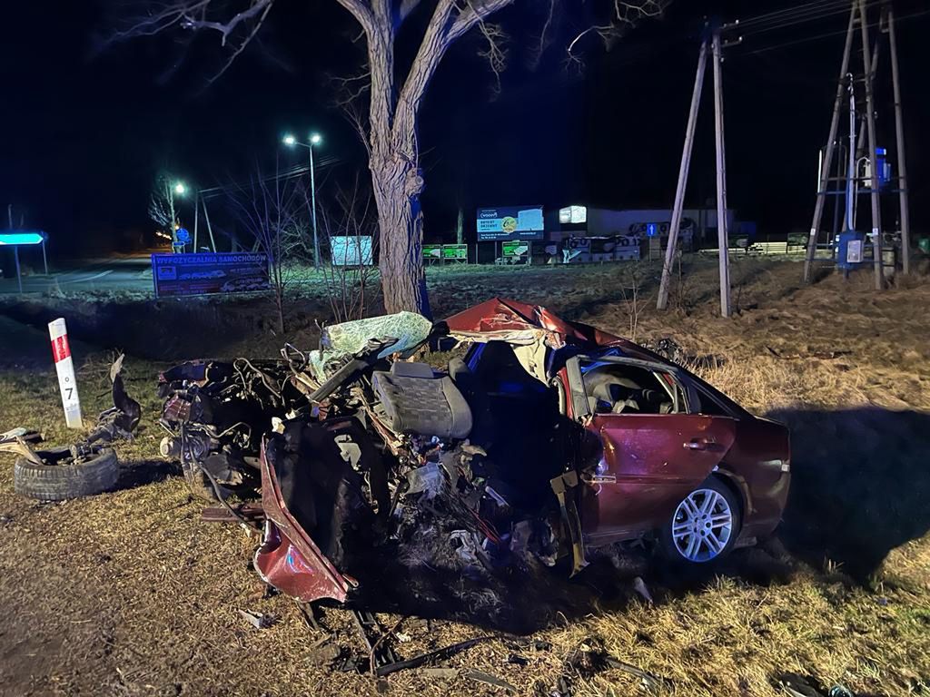 Wypadek w m. Nowy Świat. 32-latek uderzył autem w drzewo 