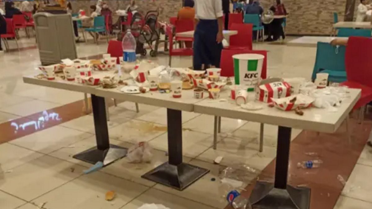 Klienci zostawili po sobie ogromny bałagan