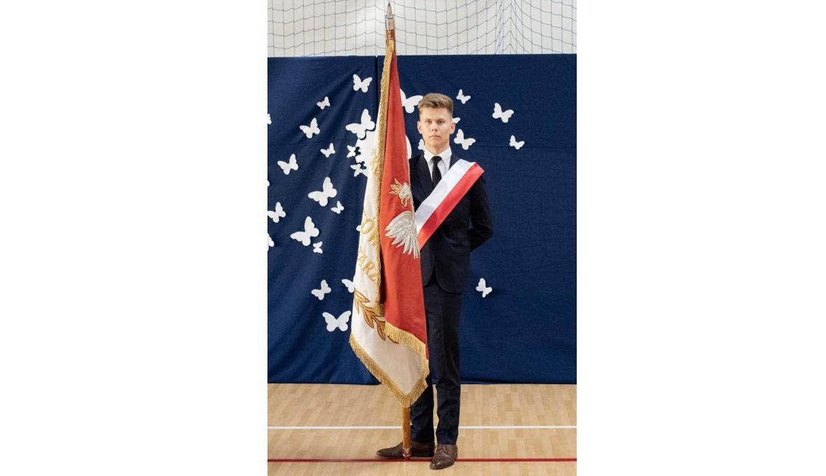 Krzysiek dobrze się uczył, był w poczcie sztandarowym szkoły.