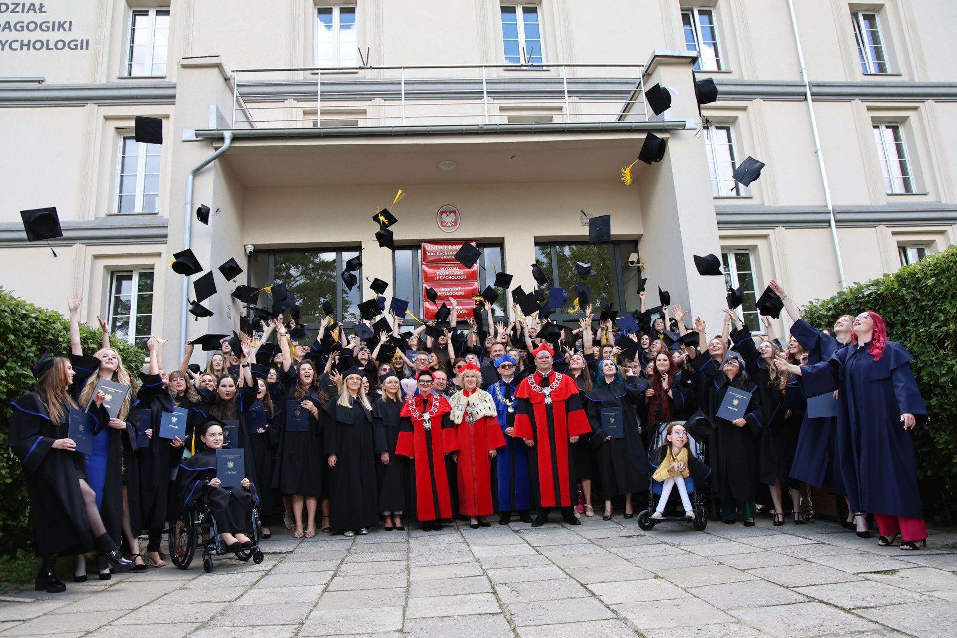 Absolwenci Wydziału Pedagogiki i Psychologii Uniwersytetu Jana Kochanowskiego w Kielcach odebrali dyplomy ukończenia studiów. Uroczystość zakończyła się uroczystym rzuceniem biretami. 