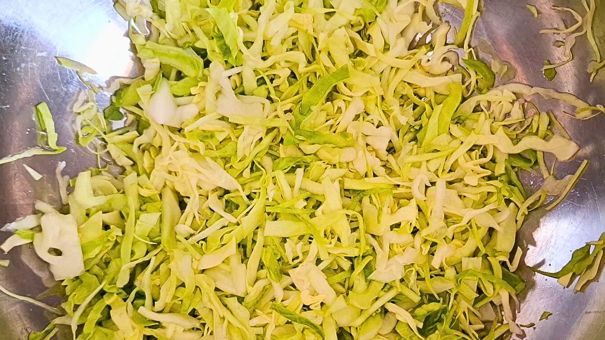 Siekam młodą kapustę i upycham w słoikach