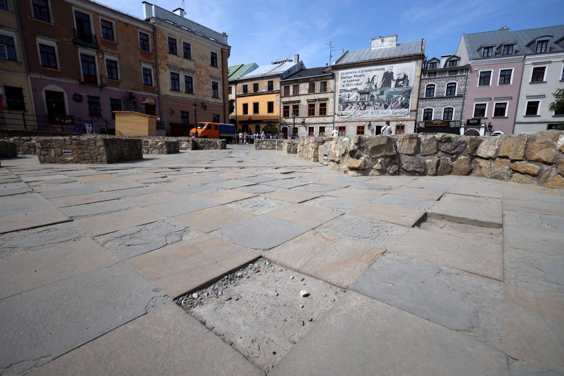 Plac po Farze doczeka się renowacji. Zobacz w jakim jest teraz stanie.