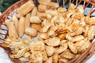 Kilogramy "oscypków" wyrzuconych w Bieszczadach. Trwa ustalania sprawcy