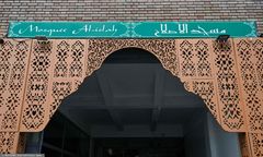 Świńskie łby przed meczetami. 11 Serbów w rękach policji