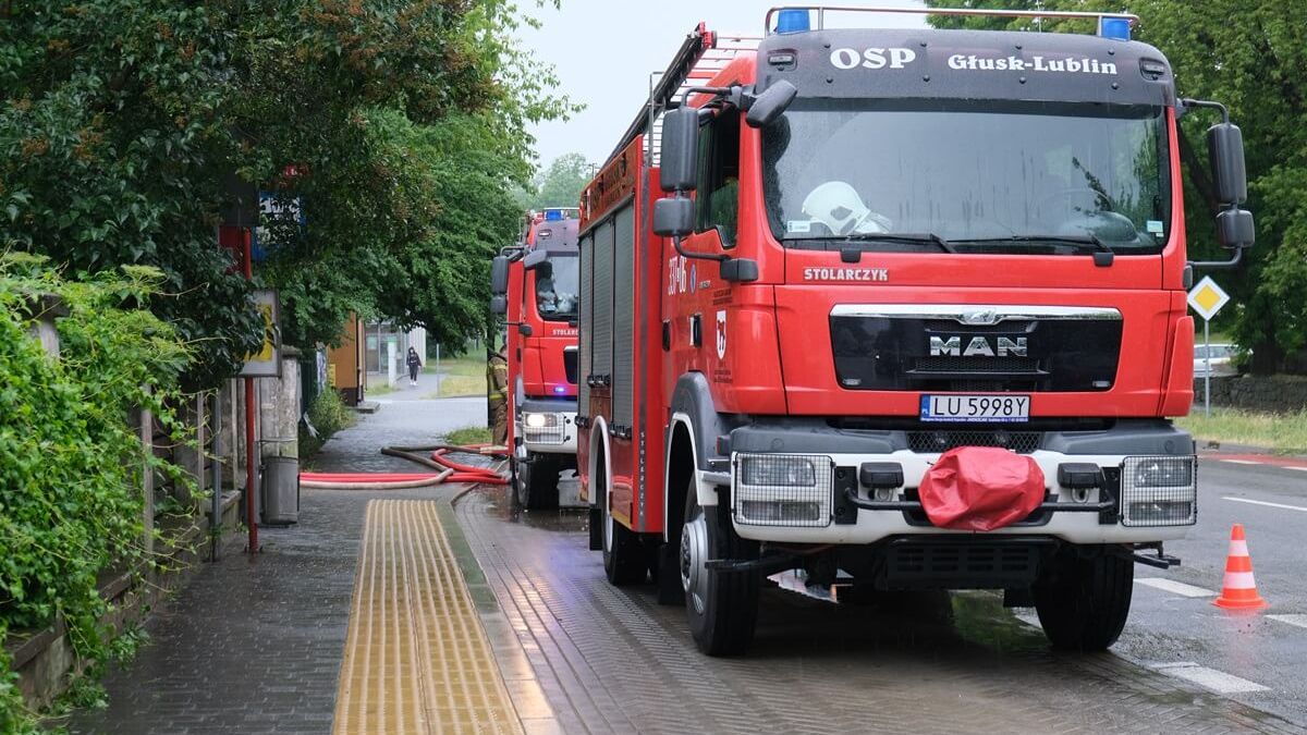 Strażacy interweniujący do zalanej posesji