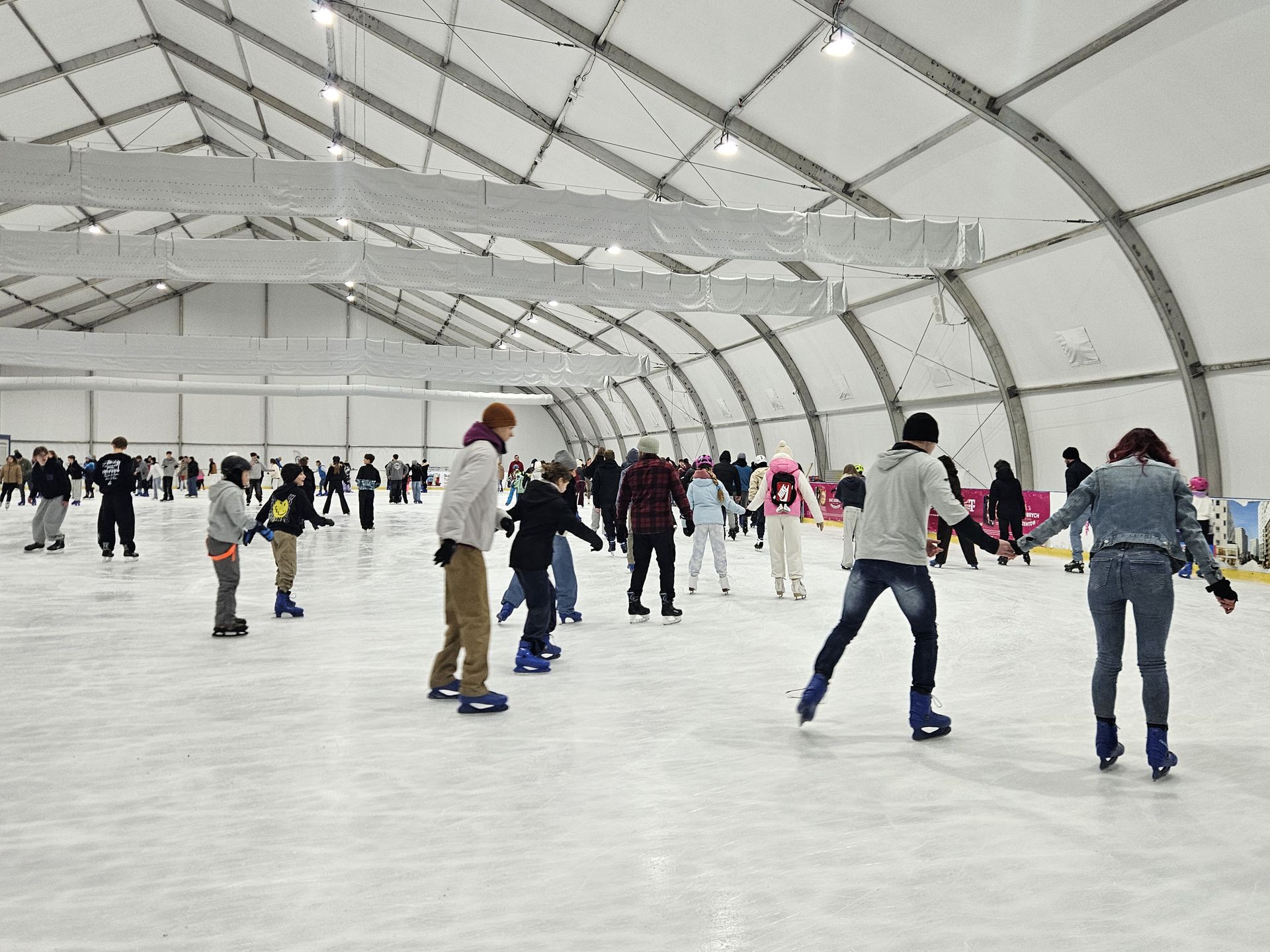 Mimo pełnego obłożenia, na ślizgawce nie ma przesadnego ścisku