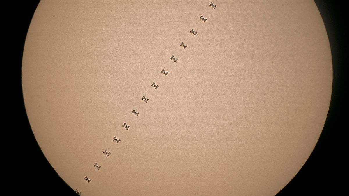 16 zdjęć w 0,7 sekundy. Fotograf uchwycił przelot ISS na tle słońca 1