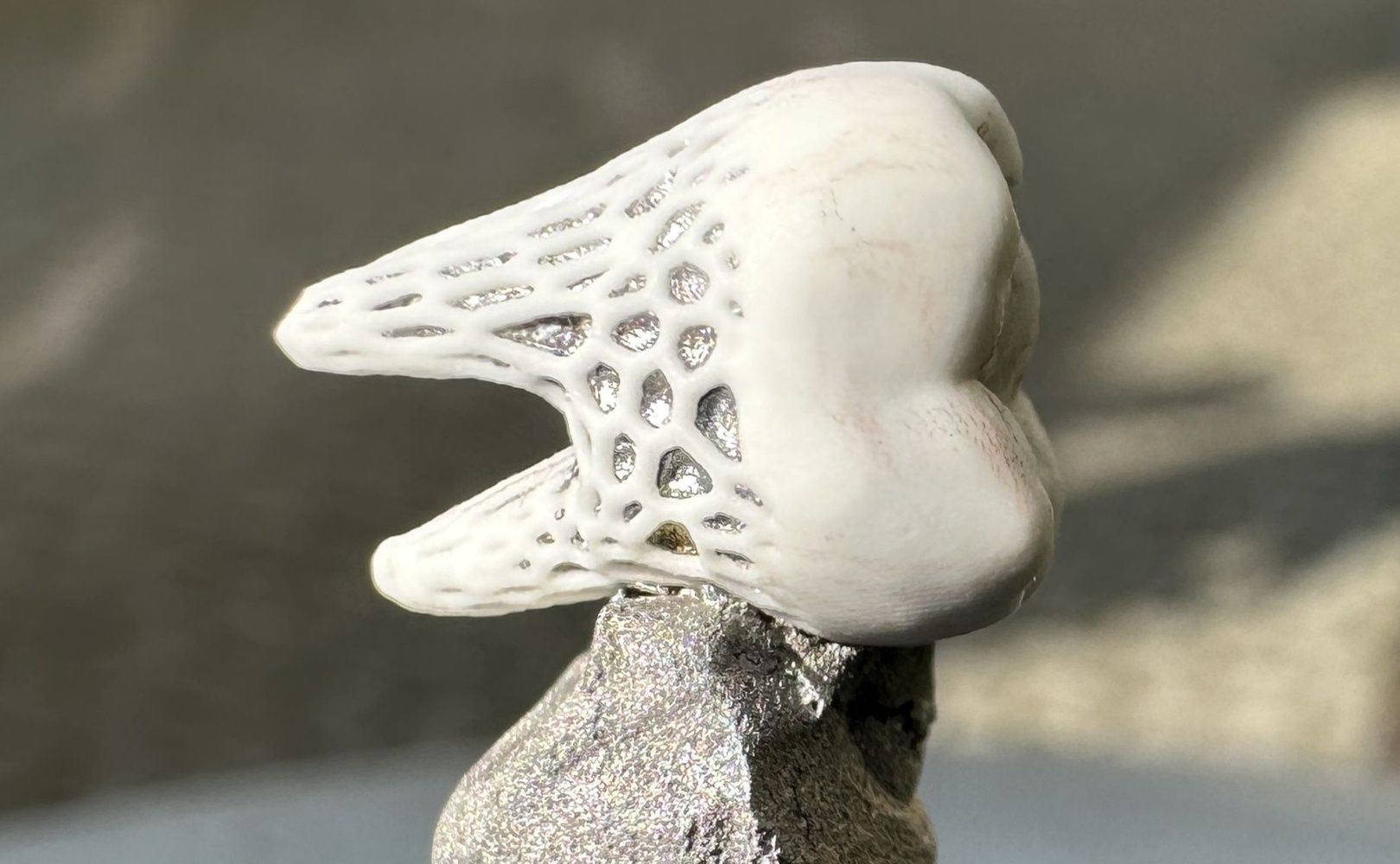 Implant zęba wykonany z biodegradowalnego magnezu i na drukarce 3D