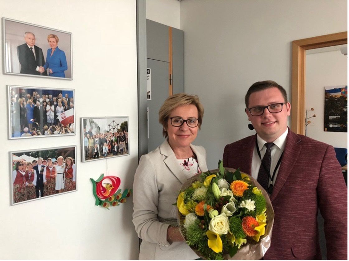Stażysta u europosłanki PiS stał się pracownikiem BSP. 