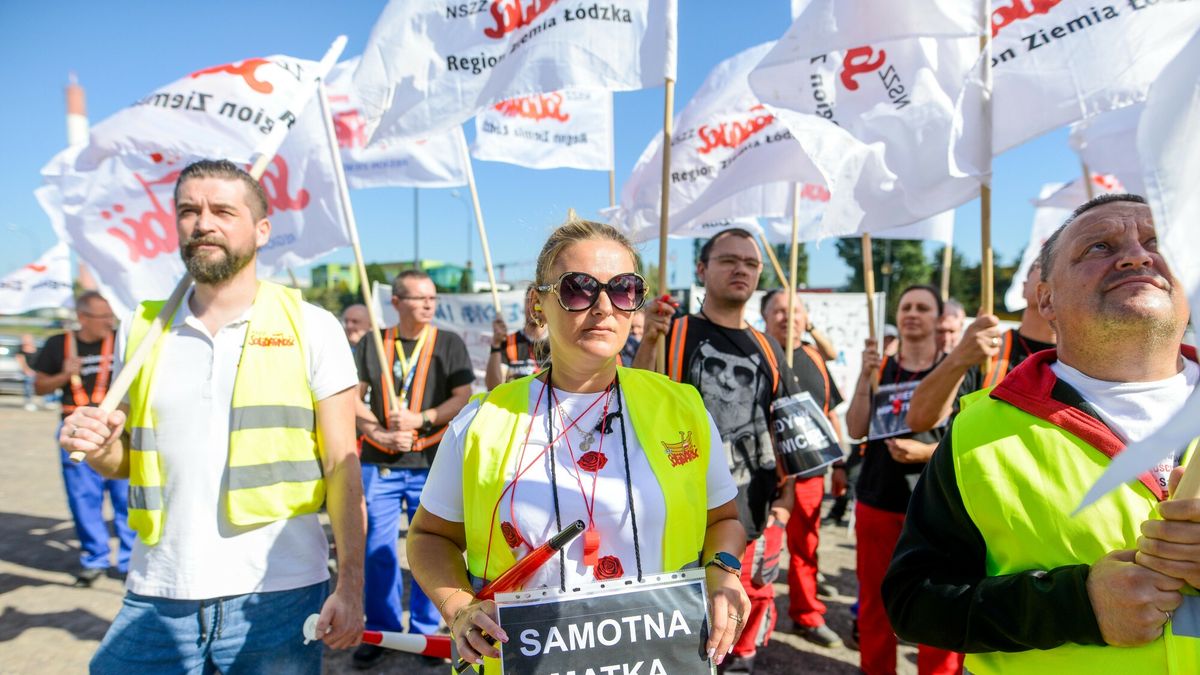 Beko zamyka fabryki AGD w Lodzi i Wroclawiu
20.09.2024 Lodz. Firma Beko - producent sprzetu AGD zamyka fabryki w Lodzi i Wroclawiu. Ponad 1800 osob ma isc na bruk. Z czego okolo 1100 osob w Lodzi. Pracownicy Beko z Lodzi rozpoczeli protest, wyszli na ulice. Portest przeciwko Zielonemu Ladowi, ktory jest wprowadzany kosztem miejsc pracy i zubozenia spoleczenstwa. Fot. Piotr Kamionka/REPORTER
Piotr Kamionka/REPORTER