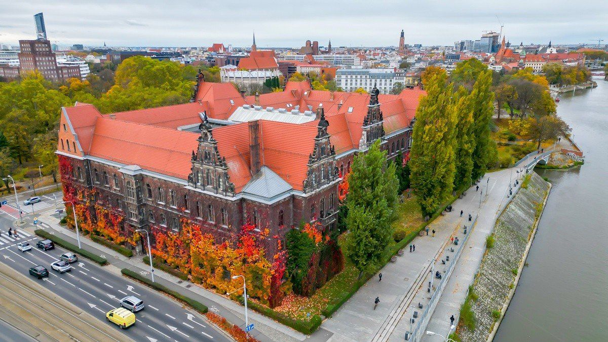 Muzeum Narodowe we Wrocławiu w jesiennej odsłonie - budynek na zdjęciach z drona wygląda zjawiskowo