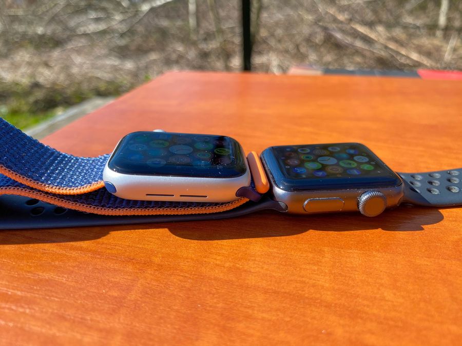 Na zdjęciu: Apple Watch SE 40 mm i 3 38 mm