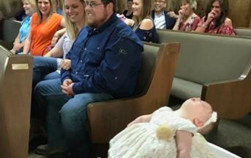 Zasnęła na ślubie. Zdjęcie stało się hitem