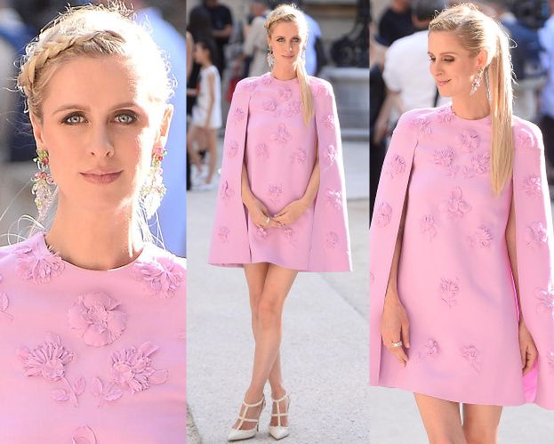 Ciężarna Nicky Hilton w różowej pelerynie