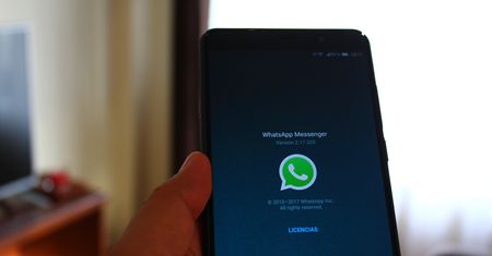 Tryb ciemny w WhatsApp z poważnym problemem. Projektanci zapomnieli o daltonistach