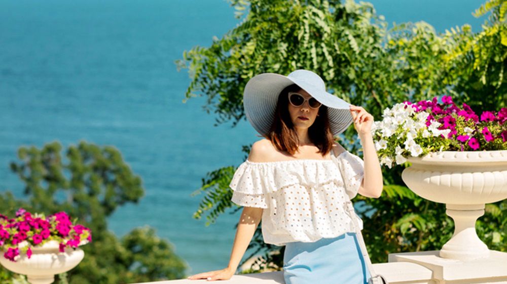 Do bluzki z falbanką przy dekolcie pasuje ołówkowa spódnica