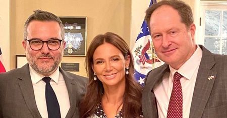 Kinga Rusin bryluje&fotografuje się z ambasadorem USA. "Mówiono o wspaniałej postawie Polaków"