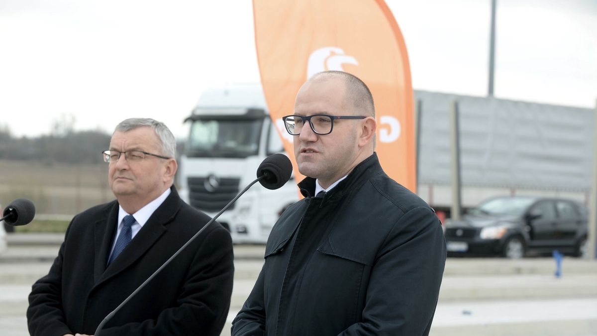 Były minister infrastruktury Andrzej Adamczyk (z lewej) i odwołany szef GDDKiA Tomasz Żuchowski (z prawej)