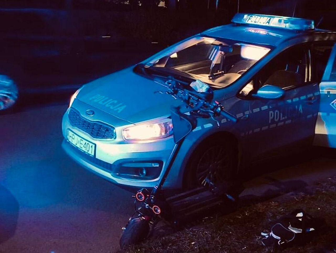 Kędzierzyn-Koźle: 32-latek po amfetaminie uciekał policji na hulajnodze. Podczas pościgu zderzył się z radiowozem