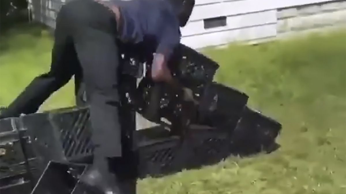 Sieć obiegły nagrania ludzi spadających ze skrzynek po mleku